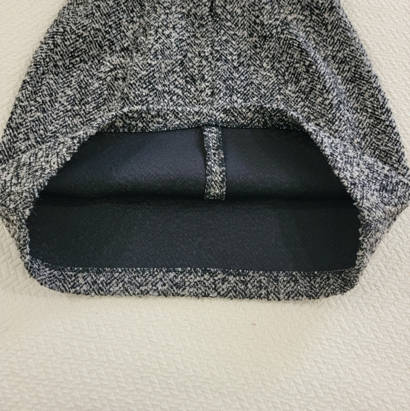 H&M Classic Black and White Tweed Mini Skirt Size 2 Straight Pencil Textured - Picture 8 of 10